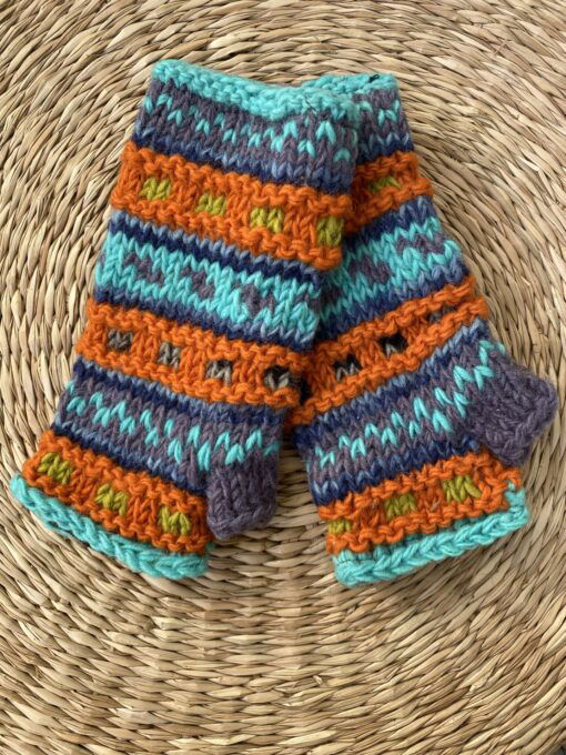 Met de hand gebreide polswarmers uit Nepal. Ook wel vingerloze handschoenen genoemd. Honderd procent wol en gevoerd met goed isolerende fleece. Elk paar is uniek want handwerk! Geschikt voor dames en heren.
