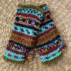 Met de hand gebreide polswarmers uit Nepal. Ook wel vingerloze handschoenen genoemd. Honderd procent wol en gevoerd met goed isolerende fleece. Elk paar is uniek want handwerk! Geschikt voor dames en heren.