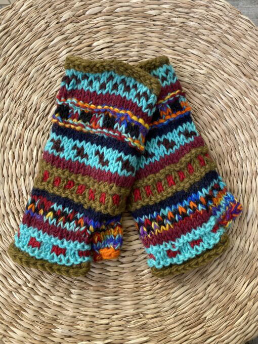 Met de hand gebreide polswarmers uit Nepal. Ook wel vingerloze handschoenen genoemd. Honderd procent wol en gevoerd met goed isolerende fleece. Elk paar is uniek want handwerk! Geschikt voor dames en heren.