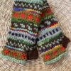 Met de hand gebreide polswarmers uit Nepal. Ook wel vingerloze handschoenen genoemd. Honderd procent wol en gevoerd met goed isolerende fleece. Elk paar is uniek want handwerk! Geschikt voor dames en heren.