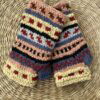 Met de hand gebreide polswarmers uit Nepal. Ook wel vingerloze handschoenen genoemd. Honderd procent wol en gevoerd met goed isolerende fleece. Elk paar is uniek want handwerk! Geschikt voor dames en heren.