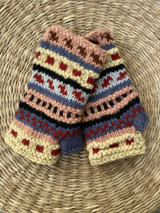 Met de hand gebreide polswarmers uit Nepal. Ook wel vingerloze handschoenen genoemd. Honderd procent wol en gevoerd met goed isolerende fleece. Elk paar is uniek want handwerk! Geschikt voor dames en heren.