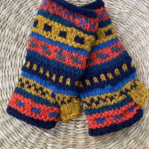 Met de hand gebreide polswarmers uit Nepal. Ook wel vingerloze handschoenen genoemd. Honderd procent wol en gevoerd met goed isolerende fleece. Elk paar is uniek want handwerk! Geschikt voor dames en heren.