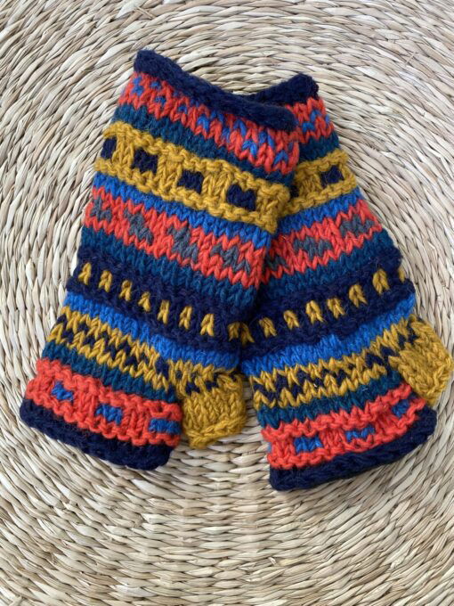 Met de hand gebreide polswarmers uit Nepal. Ook wel vingerloze handschoenen genoemd. Honderd procent wol en gevoerd met goed isolerende fleece. Elk paar is uniek want handwerk! Geschikt voor dames en heren.