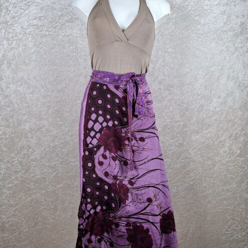 Wikkelrok uit India, gemaakt van vintage sari stof. Elke rok is dus uniek en het fijne is dat ze passen van maat XS tot en met XXL. De rok is aan twee kanten draagbaar, dus je hebt 2 rokken ineen!