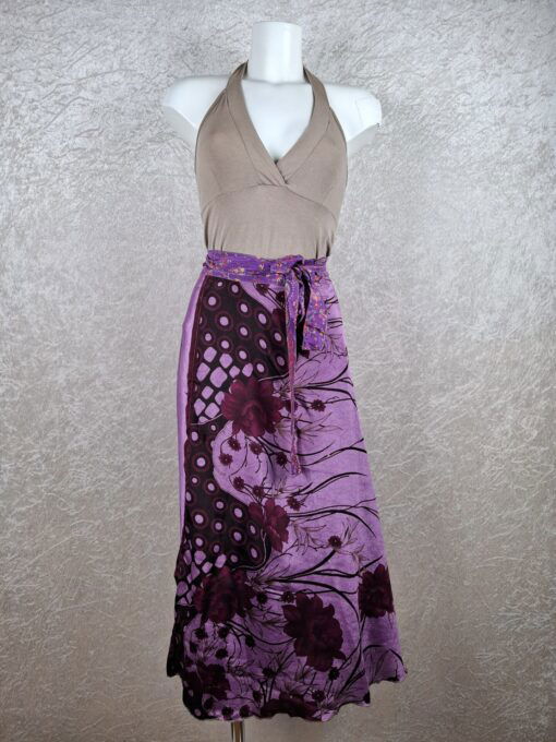 Wikkelrok uit India, gemaakt van vintage sari stof. Elke rok is dus uniek en het fijne is dat ze passen van maat XS tot en met XXL. De rok is aan twee kanten draagbaar, dus je hebt 2 rokken ineen!
