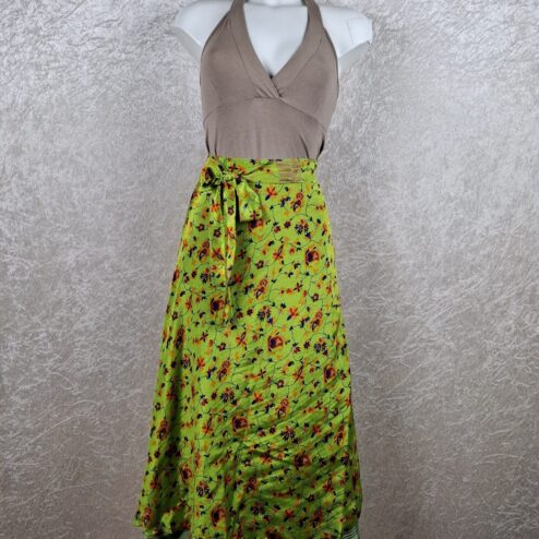 Wikkelrok uit India, gemaakt van vintage sari stof. Elke rok is dus uniek en het fijne is dat ze passen van maat XS tot en met XXL. De rok is aan twee kanten draagbaar, dus je hebt 2 rokken ineen!