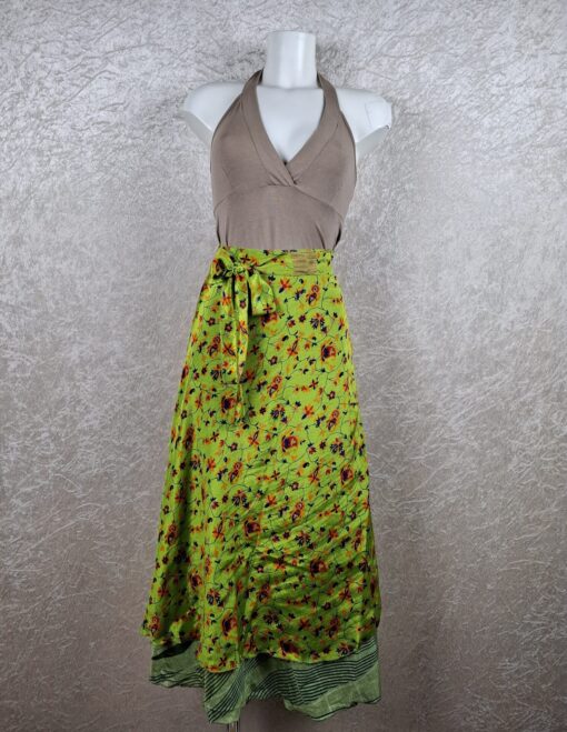 Wikkelrok uit India, gemaakt van vintage sari stof. Elke rok is dus uniek en het fijne is dat ze passen van maat XS tot en met XXL. De rok is aan twee kanten draagbaar, dus je hebt 2 rokken ineen!