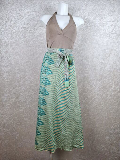Wikkelrok uit India, gemaakt van vintage sari stof. Elke rok is dus uniek en het fijne is dat ze passen van maat XS tot en met XXL. De rok is aan twee kanten draagbaar, dus je hebt 2 rokken ineen!