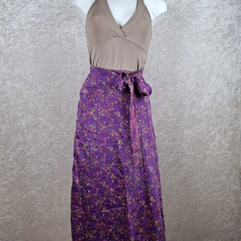 Wikkelrok uit India, gemaakt van vintage sari stof. Elke rok is dus uniek en het fijne is dat ze passen van maat XS tot en met XXL. De rok is aan twee kanten draagbaar, dus je hebt 2 rokken ineen!