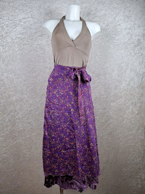 Wikkelrok uit India, gemaakt van vintage sari stof. Elke rok is dus uniek en het fijne is dat ze passen van maat XS tot en met XXL. De rok is aan twee kanten draagbaar, dus je hebt 2 rokken ineen!