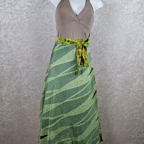 Wikkelrok uit India, gemaakt van vintage sari stof. Elke rok is dus uniek en het fijne is dat ze passen van maat XS tot en met XXL. De rok is aan twee kanten draagbaar, dus je hebt 2 rokken ineen!
