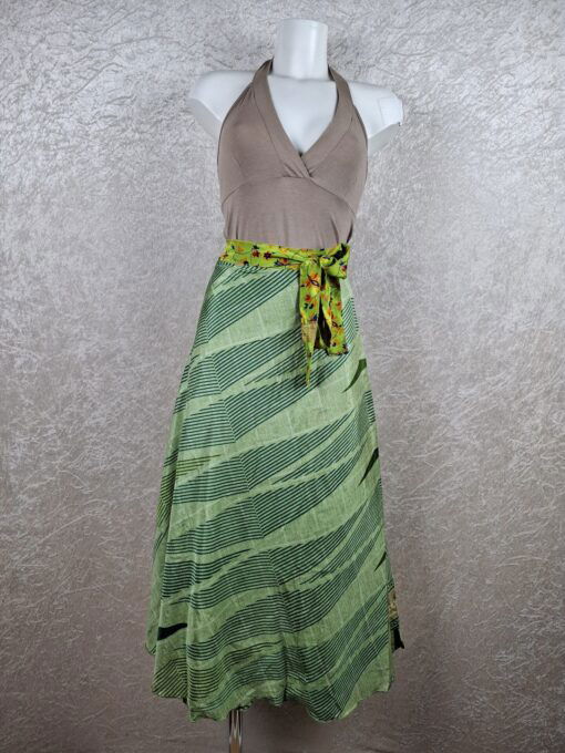 Wikkelrok uit India, gemaakt van vintage sari stof. Elke rok is dus uniek en het fijne is dat ze passen van maat XS tot en met XXL. De rok is aan twee kanten draagbaar, dus je hebt 2 rokken ineen!