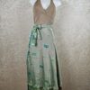 Wikkelrok uit India, gemaakt van vintage sari stof. Elke rok is dus uniek en het fijne is dat ze passen van maat XS tot en met XXL. De rok is aan twee kanten draagbaar, dus je hebt 2 rokken ineen!