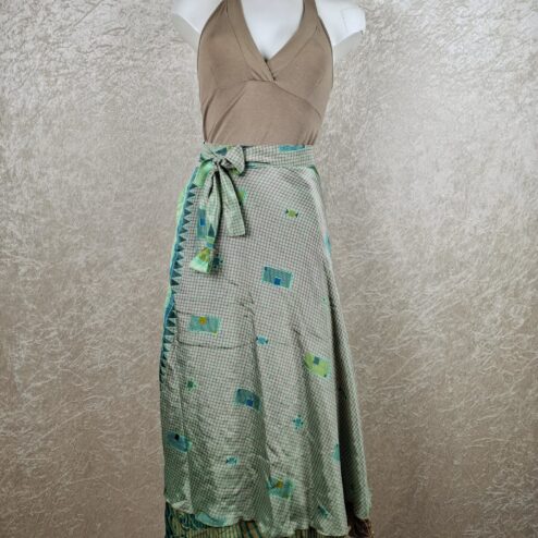 Wikkelrok uit India, gemaakt van vintage sari stof. Elke rok is dus uniek en het fijne is dat ze passen van maat XS tot en met XXL. De rok is aan twee kanten draagbaar, dus je hebt 2 rokken ineen!