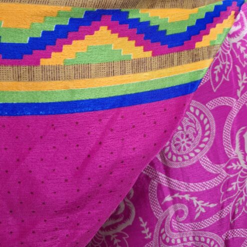 Wikkelrok uit India, gemaakt van vintage sari stof. Elke rok is dus uniek en het fijne is dat ze passen van maat XS tot en met XXL. De rok is aan twee kanten draagbaar, dus je hebt 2 rokken ineen!