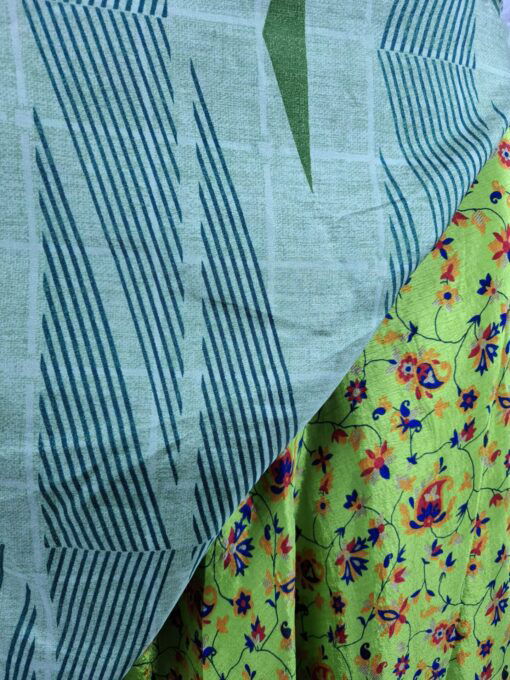 Wikkelrok uit India, gemaakt van vintage sari stof. Elke rok is dus uniek en het fijne is dat ze passen van maat XS tot en met XXL. De rok is aan twee kanten draagbaar, dus je hebt 2 rokken ineen!