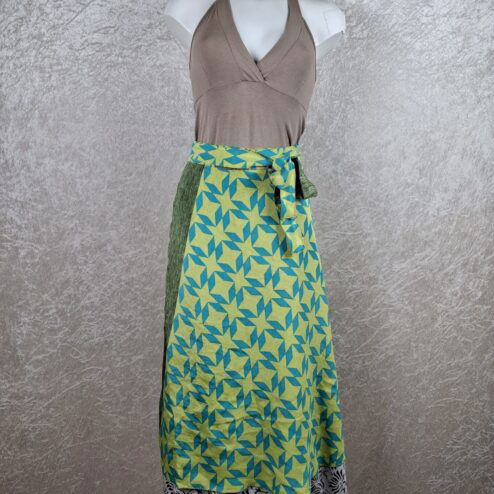 Wikkelrok uit India, gemaakt van vintage sari stof. Elke rok is dus uniek en het fijne is dat ze passen van maat XS tot en met XXL. De rok is aan twee kanten draagbaar, dus je hebt 2 rokken ineen!