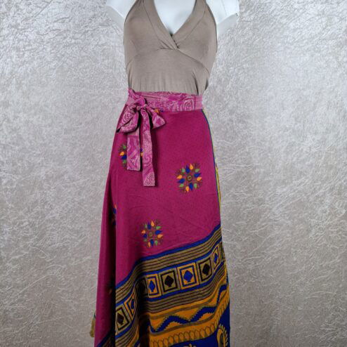 Wikkelrok uit India, gemaakt van vintage sari stof. Elke rok is dus uniek en het fijne is dat ze passen van maat XS tot en met XXL. De rok is aan twee kanten draagbaar, dus je hebt 2 rokken ineen!