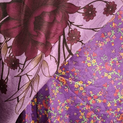 Wikkelrok uit India, gemaakt van vintage sari stof. Elke rok is dus uniek en het fijne is dat ze passen van maat XS tot en met XXL. De rok is aan twee kanten draagbaar, dus je hebt 2 rokken ineen!
