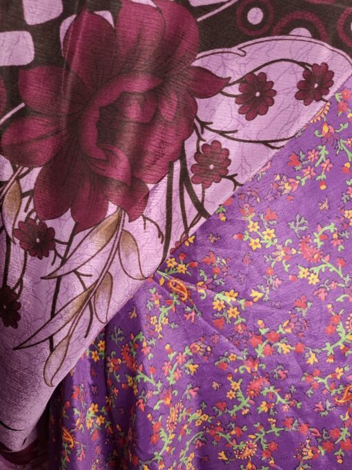 Wikkelrok uit India, gemaakt van vintage sari stof. Elke rok is dus uniek en het fijne is dat ze passen van maat XS tot en met XXL. De rok is aan twee kanten draagbaar, dus je hebt 2 rokken ineen!