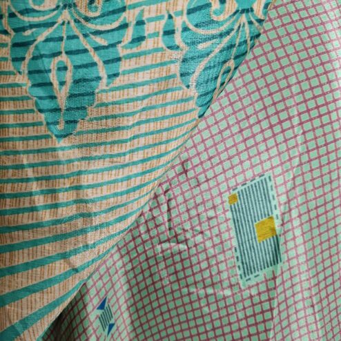 Wikkelrok uit India, gemaakt van vintage sari stof. Elke rok is dus uniek en het fijne is dat ze passen van maat XS tot en met XXL. De rok is aan twee kanten draagbaar, dus je hebt 2 rokken ineen!