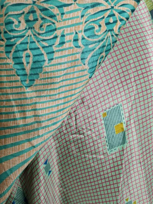 Wikkelrok uit India, gemaakt van vintage sari stof. Elke rok is dus uniek en het fijne is dat ze passen van maat XS tot en met XXL. De rok is aan twee kanten draagbaar, dus je hebt 2 rokken ineen!