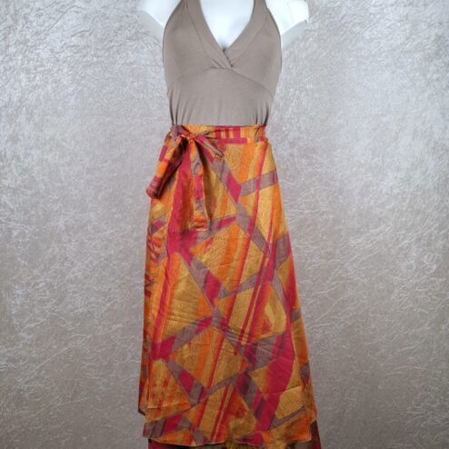 Wikkelrok uit India, gemaakt van vintage sari stof. Elke rok is dus uniek en het fijne is dat ze passen van maat XS tot en met XXL. De rok is aan twee kanten draagbaar, dus je hebt 2 rokken ineen!