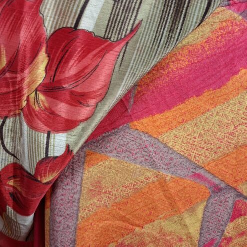 Wikkelrok uit India, gemaakt van vintage sari stof. Elke rok is dus uniek en het fijne is dat ze passen van maat XS tot en met XXL. De rok is aan twee kanten draagbaar, dus je hebt 2 rokken ineen!