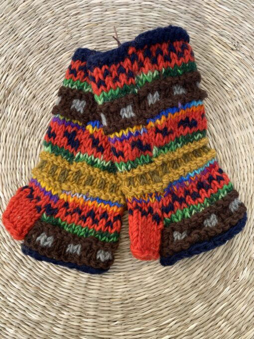 Met de hand gebreide polswarmers uit Nepal. Ook wel vingerloze handschoenen genoemd. Honderd procent wol en gevoerd met goed isolerende fleece. Elk paar is uniek want handwerk! Geschikt voor dames en heren.