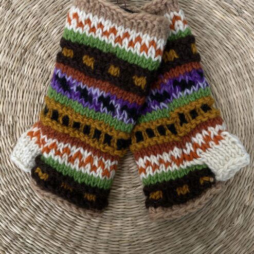 Met de hand gebreide polswarmers uit Nepal. Ook wel vingerloze handschoenen genoemd. Honderd procent wol en gevoerd met goed isolerende fleece. Elk paar is uniek want handwerk! Geschikt voor dames en heren.