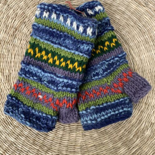Met de hand gebreide polswarmers uit Nepal. Ook wel vingerloze handschoenen genoemd. Honderd procent wol en gevoerd met goed isolerende fleece. Elk paar is uniek want handwerk! Geschikt voor dames en heren.