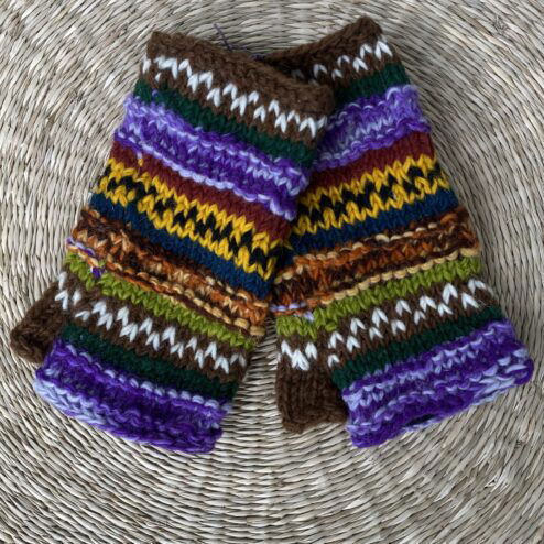 Met de hand gebreide polswarmers uit Nepal. Ook wel vingerloze handschoenen genoemd. Honderd procent wol en gevoerd met goed isolerende fleece. Elk paar is uniek want handwerk! Geschikt voor dames en heren.