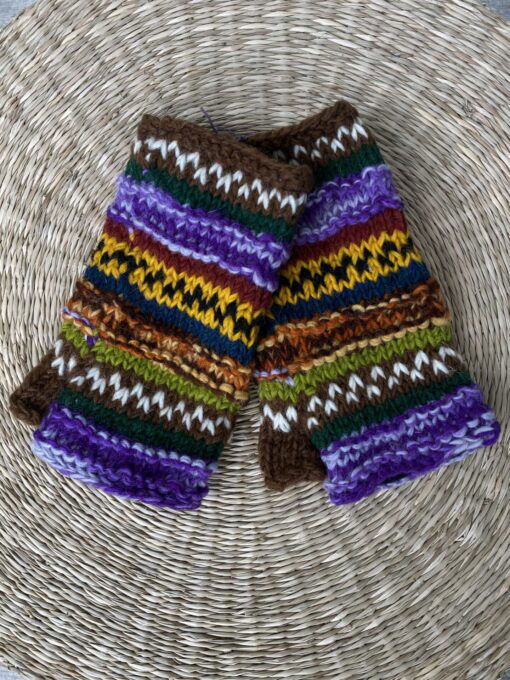 Met de hand gebreide polswarmers uit Nepal. Ook wel vingerloze handschoenen genoemd. Honderd procent wol en gevoerd met goed isolerende fleece. Elk paar is uniek want handwerk! Geschikt voor dames en heren.