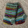 Met de hand gebreide polswarmers uit Nepal. Ook wel vingerloze handschoenen genoemd. Honderd procent wol en gevoerd met goed isolerende fleece. Elk paar is uniek want handwerk! Geschikt voor dames en heren.