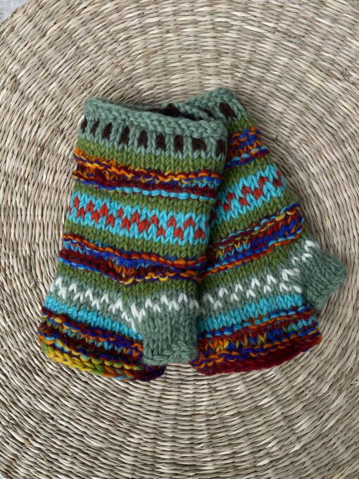Met de hand gebreide polswarmers uit Nepal. Ook wel vingerloze handschoenen genoemd. Honderd procent wol en gevoerd met goed isolerende fleece. Elk paar is uniek want handwerk! Geschikt voor dames en heren.