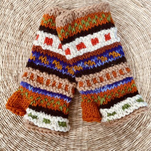 Met de hand gebreide polswarmers uit Nepal. Ook wel vingerloze handschoenen genoemd. Honderd procent wol en gevoerd met goed isolerende fleece. Elk paar is uniek want handwerk! Geschikt voor dames en heren.