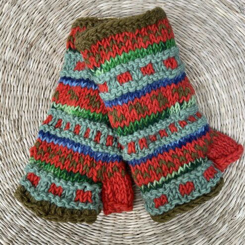 Met de hand gebreide polswarmers uit Nepal. Ook wel vingerloze handschoenen genoemd. Honderd procent wol en gevoerd met goed isolerende fleece. Elk paar is uniek want handwerk! Geschikt voor dames en heren.