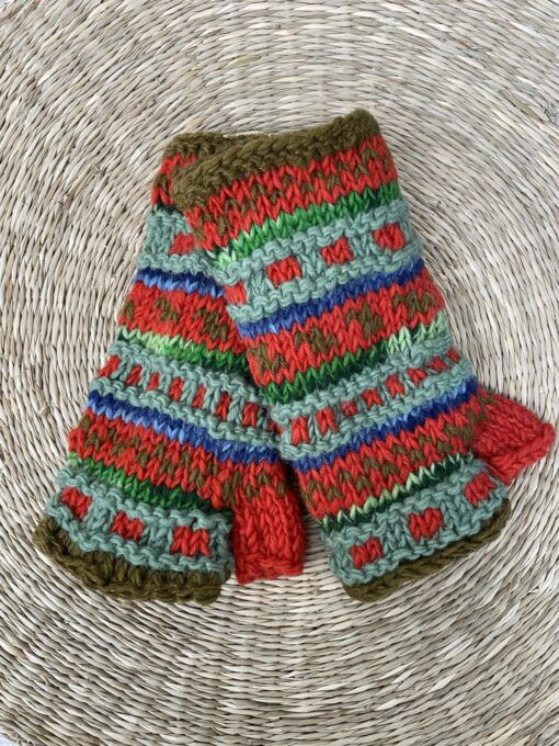 Met de hand gebreide polswarmers uit Nepal. Ook wel vingerloze handschoenen genoemd. Honderd procent wol en gevoerd met goed isolerende fleece. Elk paar is uniek want handwerk! Geschikt voor dames en heren.