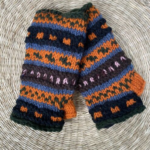 Met de hand gebreide polswarmers uit Nepal. Ook wel vingerloze handschoenen genoemd. Honderd procent wol en gevoerd met goed isolerende fleece. Elk paar is uniek want handwerk! Geschikt voor dames en heren.