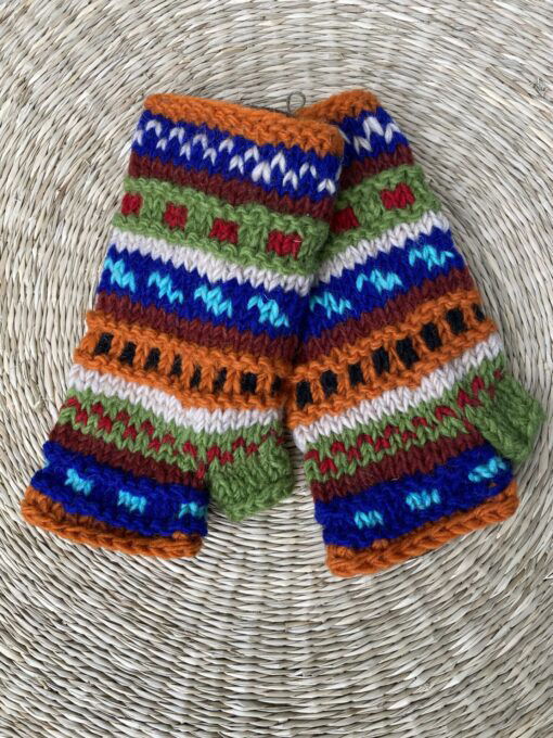 Met de hand gebreide polswarmers uit Nepal. Ook wel vingerloze handschoenen genoemd. Honderd procent wol en gevoerd met goed isolerende fleece. Elk paar is uniek want handwerk! Geschikt voor dames en heren.