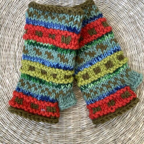 Met de hand gebreide polswarmers uit Nepal. Ook wel vingerloze handschoenen genoemd. Honderd procent wol en gevoerd met goed isolerende fleece. Elk paar is uniek want handwerk! Geschikt voor dames en heren.