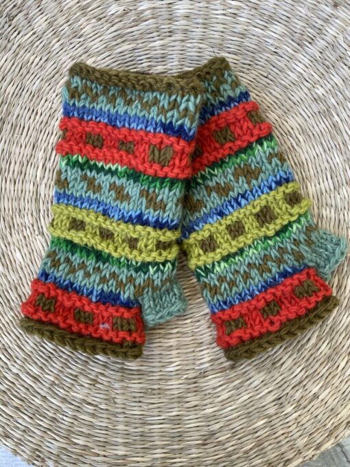 Met de hand gebreide polswarmers uit Nepal. Ook wel vingerloze handschoenen genoemd. Honderd procent wol en gevoerd met goed isolerende fleece. Elk paar is uniek want handwerk! Geschikt voor dames en heren.