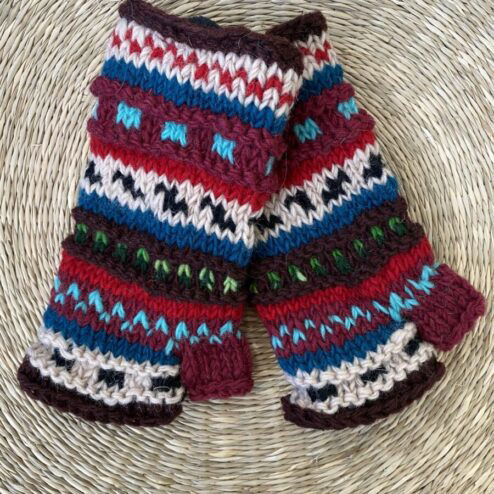 Met de hand gebreide polswarmers uit Nepal. Ook wel vingerloze handschoenen genoemd. Honderd procent wol en gevoerd met goed isolerende fleece. Elk paar is uniek want handwerk! Geschikt voor dames en heren.