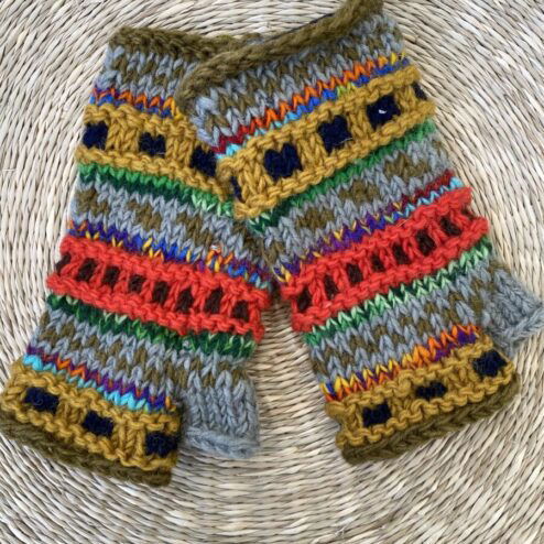 Met de hand gebreide polswarmers uit Nepal. Ook wel vingerloze handschoenen genoemd. Honderd procent wol en gevoerd met goed isolerende fleece. Elk paar is uniek want handwerk! Geschikt voor dames en heren.