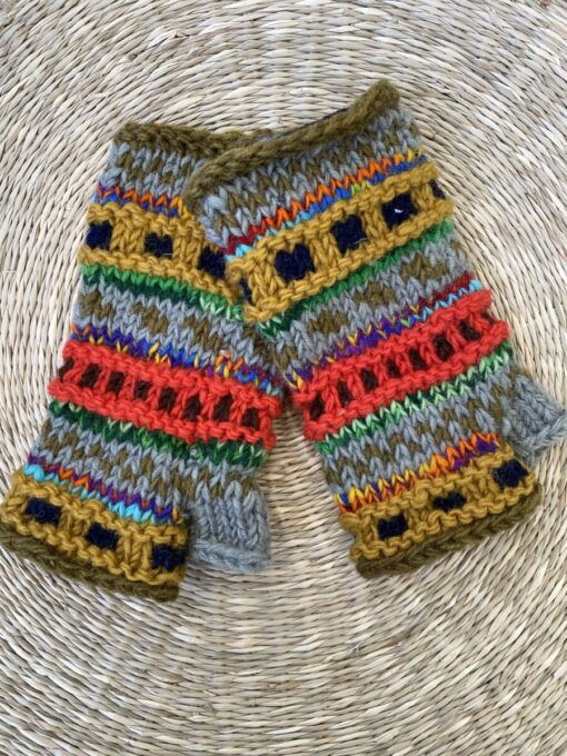 Met de hand gebreide polswarmers uit Nepal. Ook wel vingerloze handschoenen genoemd. Honderd procent wol en gevoerd met goed isolerende fleece. Elk paar is uniek want handwerk! Geschikt voor dames en heren.