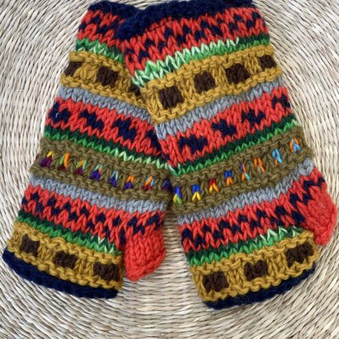 Met de hand gebreide polswarmers uit Nepal. Ook wel vingerloze handschoenen genoemd. Honderd procent wol en gevoerd met goed isolerende fleece. Elk paar is uniek want handwerk! Geschikt voor dames en heren.