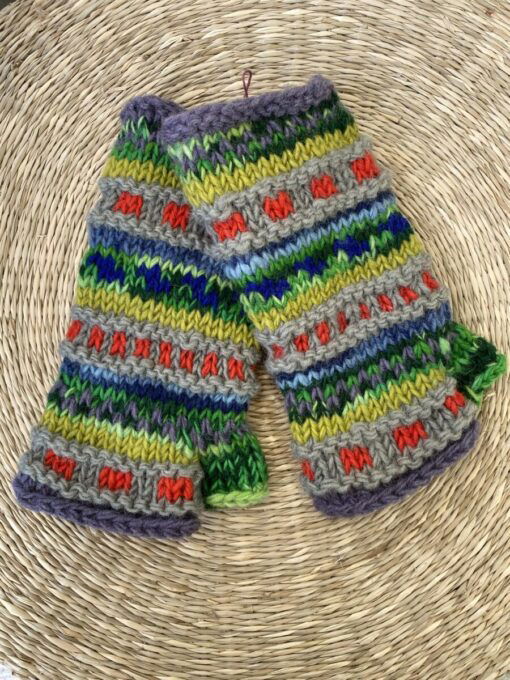Met de hand gebreide polswarmers uit Nepal. Ook wel vingerloze handschoenen genoemd. Honderd procent wol en gevoerd met goed isolerende fleece. Elk paar is uniek want handwerk! Geschikt voor dames en heren.