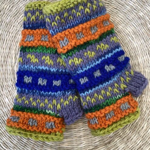 Met de hand gebreide polswarmers uit Nepal. Ook wel vingerloze handschoenen genoemd. Honderd procent wol en gevoerd met goed isolerende fleece. Elk paar is uniek want handwerk! Geschikt voor dames en heren.