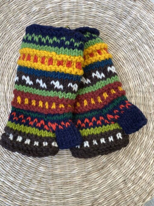 Met de hand gebreide polswarmers uit Nepal. Ook wel vingerloze handschoenen genoemd. Honderd procent wol en gevoerd met goed isolerende fleece. Elk paar is uniek want handwerk! Geschikt voor dames en heren.